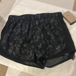 NWT SIZE MEDIUM Nike Black Floral Running Shorts